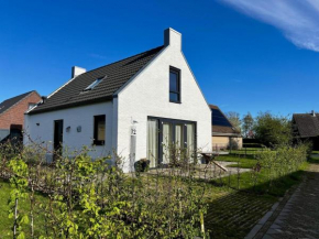 Bungalow near Sint Maartenszee beach